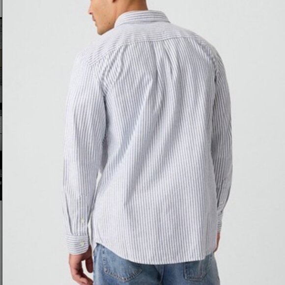 GAP Oxford Shirt in Standard Fit Blue & White Stripes in Medium - Picture 2 of 7